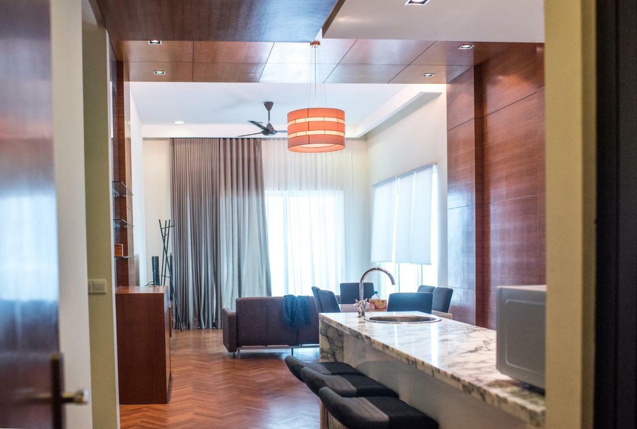 The Suites At Waterside Straits Quay By Plush Bagan Jermal Dış mekan fotoğraf